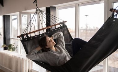 Një teknikë unike mund t’ju ndihmojë të bini më shpejt në gjumë