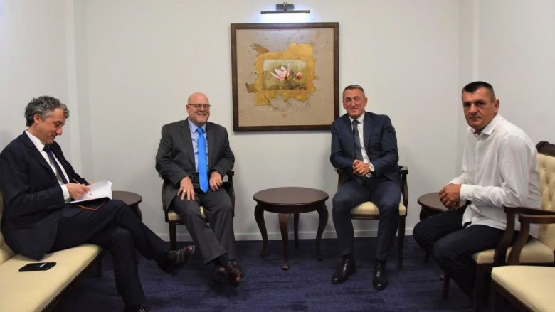 Hovenier vlerëson përpjekjet e ministrit Rashiq për kthimin e serbëve në Kosovë