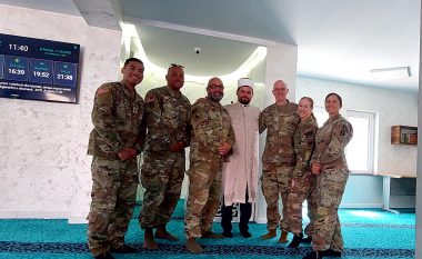 Imami Maliqi pret ushtarakët amerikanë në xhami: E falënderoj Zotin që i kemi
