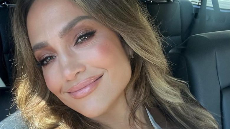 Me grim të lehtë dhe një pozë nga shtrati, Jennifer Lopez gëzon fansat e saj