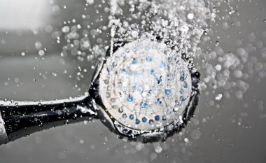 Një produkt befasues mund t’ju ndihmojë ta pastroni kokën e dushit