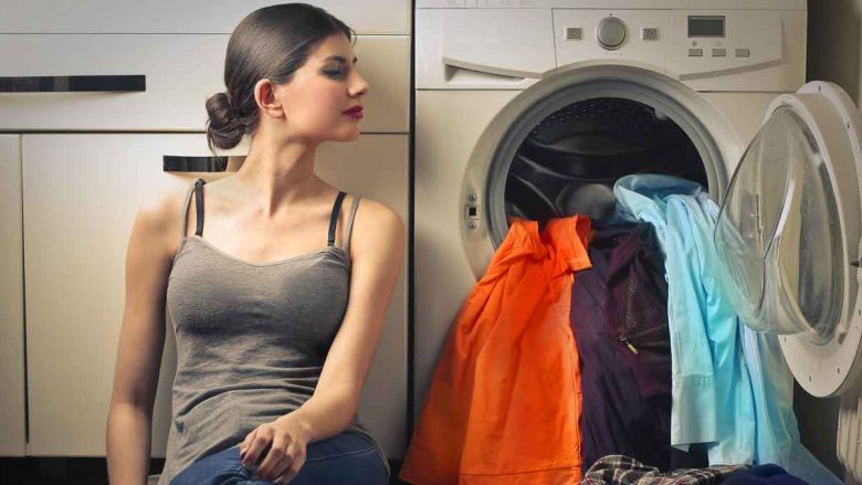 Të gjitha i kemi bërë gabimisht: Kështu lahen rrobat, do të jenë më të pastra dhe do të thahen tri herë më shpejt!