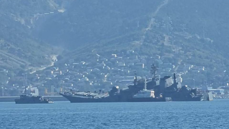 Ukrainasit e sulmojnë me drone të detit, anija ruse nxirret jashtë përdorimit