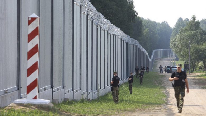 Polonia dërgon dhjetë mijë ushtarë në kufirin me Bjellorusinë