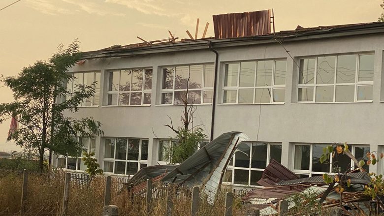 Erëra të forta në Lipjan, dëmtohet një shkollë
