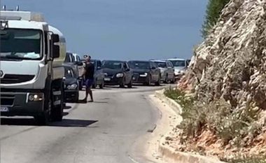 Bllokohet rruga Vlorë-Llogara, shkak defekti në një kamion mallrash