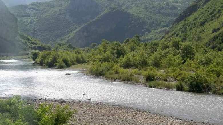 Shkoi për t’u larë në lumë, mbytet 11-vjeçari në Librazhd