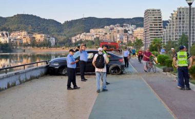 Aksident i frikshëm në Tiranë, automjeti futet në zonën e këmbësorëve dhe përplaset me digën e Liqenit