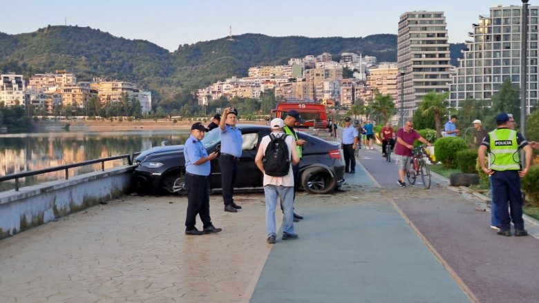 Aksident i frikshëm në Tiranë, automjeti futet në zonën e këmbësorëve dhe përplaset me digën e Liqenit