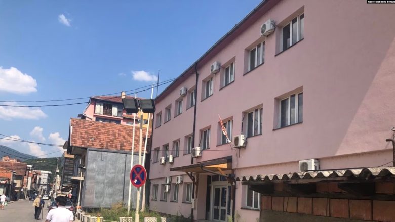 Ambasada amerikane: Vendimi për ndërtesën komunale në Mitrovicën e Veriut në kundërshtim me kërkesat tona