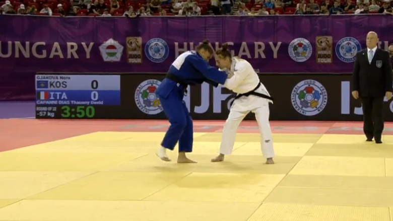 Nora Gjakova detyron kundërshtaren ta dorëzojë duelin – fiton me lehtësi raundin e parë