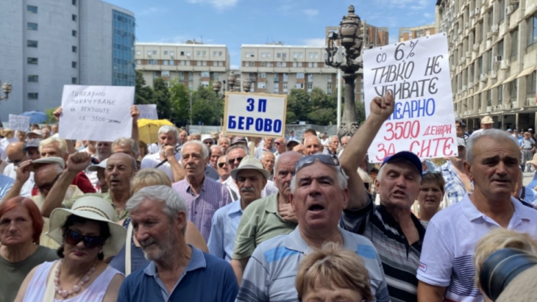 Pensionistët protestojnë para Qeverisë duke kërkuar rritje të pensioneve për 3500 denarë