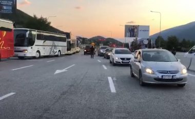Gjatë fundjavës, 60 mijë pushues nga Kosova hynë në Shqipëri – kthimi është “makth”