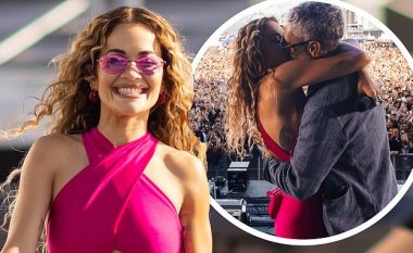 Rita Ora befasohet nga burri i saj në skenë, puthet me të para mijëra spektatorëve në koncert