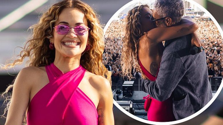 Rita Ora befasohet nga burri i saj në skenë, puthet me të para mijëra spektatorëve në koncert
