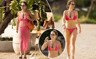 Rita Ora mahnit me linjat trupore gjatë pushimeve në Ibiza, ndërsa ekspozon format e trupit në bikini ngjyrë rozë