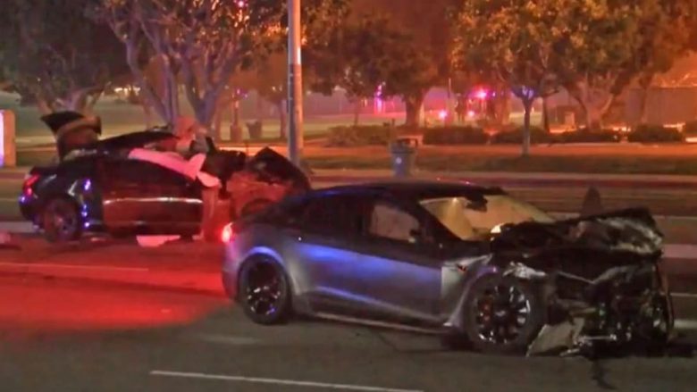 U paralajmërua 150 herë – shoferi i dehur i Tesla-s me drejtim gjysmë autonom përplaset me veturën e policisë
