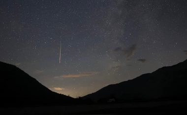 Shiu i meteorëve ndriçon qiejt, fenomeni i rrallë shfaqet në disa vende përfshirë Shqipërinë