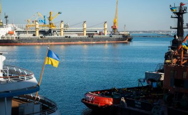 Hapet një korridor humanitar për anijet e bllokuara ukrainase në portin e Detit të Zi