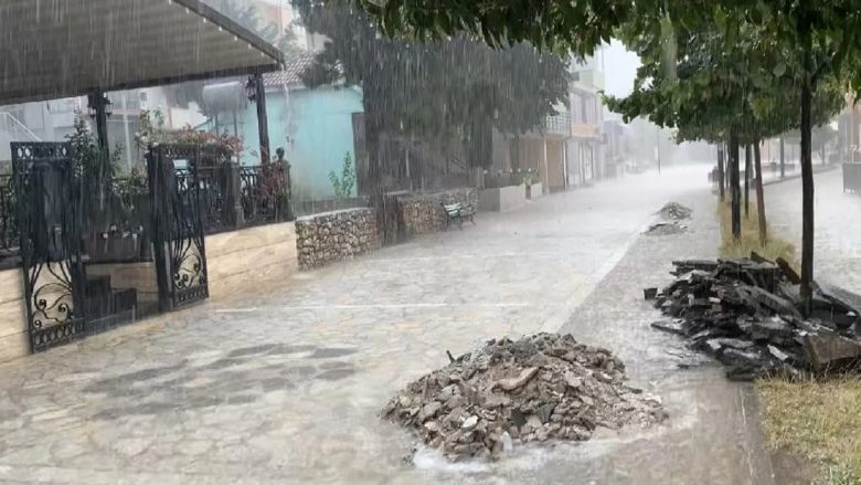 Përmbyten rrugët e Bulqizës, reshje të dendura shiu përfshijnë qytetin