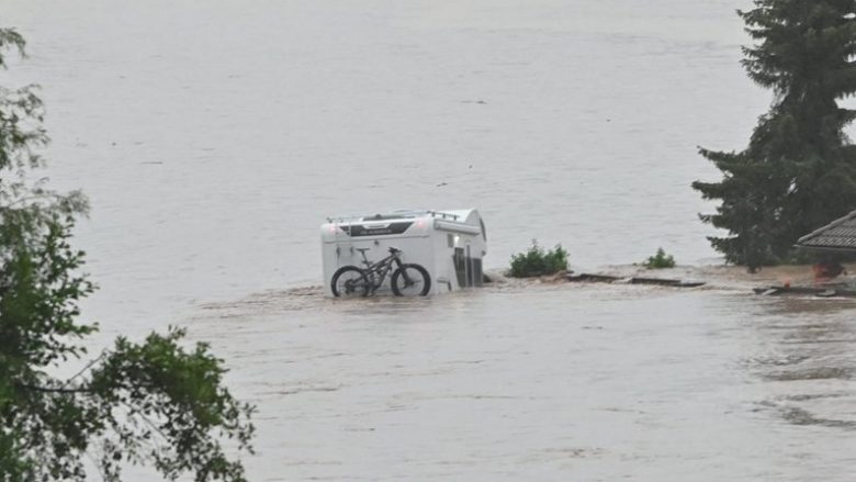 Të paktën tre të vdekur pas stuhive në Slloveni – dy holandezë dyshohet se i vrau rrufeja
