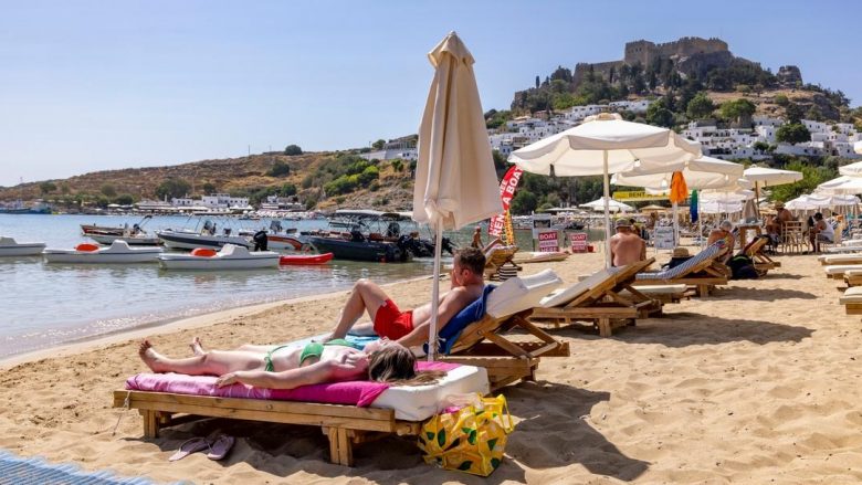 Banka e Shqipërisë: Turistët sollën 1.7 miliardë euro të ardhura
