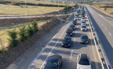 “Lumë” automjetesh nga Kosova drejt Shqipërisë, radhë kilometrike në aksin Morinë – Kukës