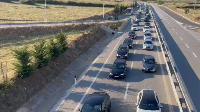 “Lumë” automjetesh nga Kosova drejt Shqipërisë, radhë kilometrike në aksin Morinë – Kukës