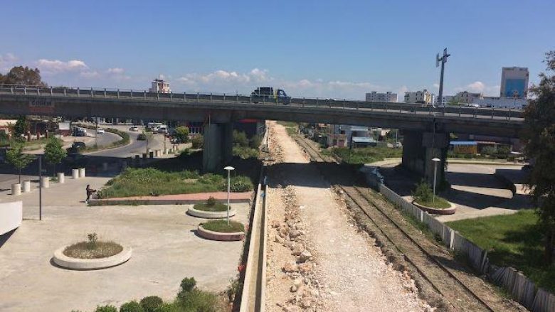 Dyshohet se vranë me thikë 32-vjeçaren të gjetur pa jetë poshtë urës në Durrës, arrestohen dy persona