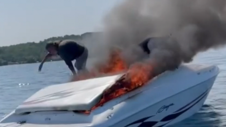 “Kërceni nga anija, do të shpërthejë”, dy persona në Michigan mbeten të ngujuar në një varkë që u përfshi nga flakët