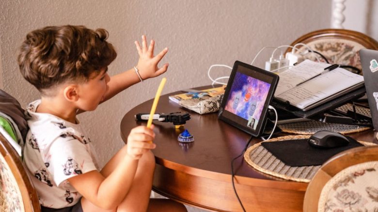Koha e kaluar para ekranit ngadalëson zhvillimin dhe komunikimin e fëmijëve