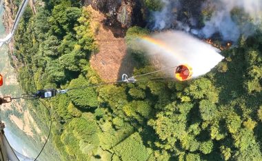 Helikopterët e MPB-së hodhën 80 ton ujë, vazhdon shuarja e zjarrit në “Jakupicë”