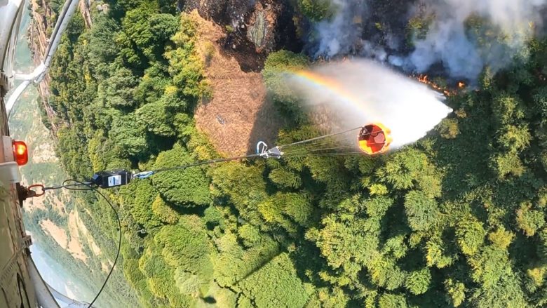 Helikopterët e MPB-së hodhën 80 ton ujë, vazhdon shuarja e zjarrit në “Jakupicë”