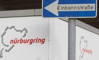 “Një pjesë e dëmtuar në pistë i shpoi gomën”: Dy inxhinierë gomash humbën jetën në një aksident automobilistik në pistën e Nürburgring