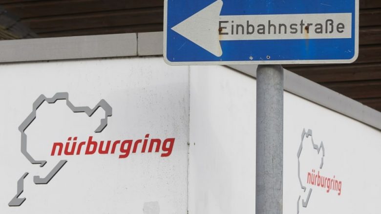 “Një pjesë e dëmtuar në pistë i shpoi gomën”: Dy inxhinierë gomash humbën jetën në një aksident automobilistik në pistën e Nürburgring
