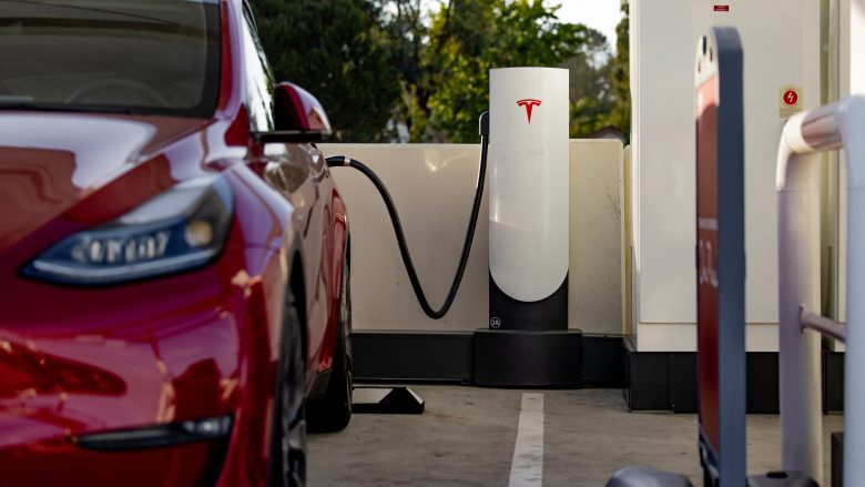 Teknologjia e re e çmendur që po vjen nga Tesla, karikimi i veturave elektrike do të bëhet pa prizë