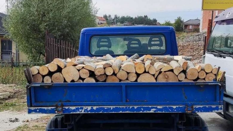 Policia ndalon dy kamion në Shtime, ishin duke transportuar drurë ilegalisht