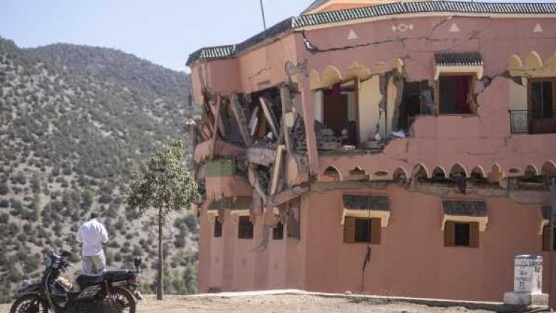 Pamjet e filmuara nga ajri shfaqin pasojat e tërmetit të fuqishëm që goditi të premten Marokun