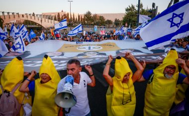Shoferi në Izrael shtyp me veturë pjesëmarrësit në protestë