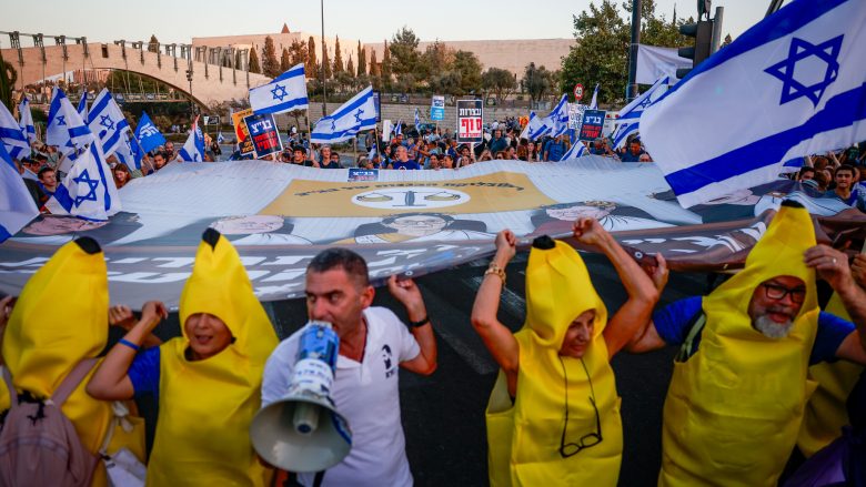 Shoferi në Izrael shtyp me veturë pjesëmarrësit në protestë