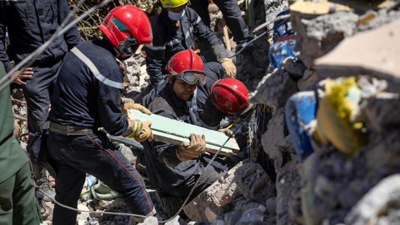 Foshnja e porsalindur nxirret gjallë nga rrënojat e një ndërtese në Marok – kamerat filmojnë momentin rrëqethës