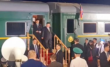 Kim Jong-un arrin me tren në Rusi, SHBA ripërsërit qëndrimin për sanksione nëse Koreja e Veriut i shet armë Kremlinit