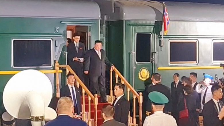 Kim Jong-un arrin me tren në Rusi, SHBA ripërsërit qëndrimin për sanksione nëse Koreja e Veriut i shet armë Kremlinit