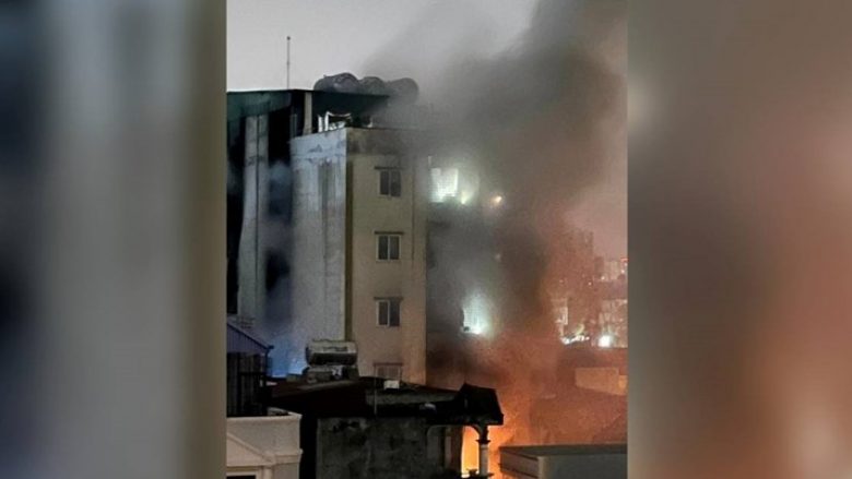 Shpërthen zjarri në një ndërtesë kolektive në Vietnam, humbin jetën dhjetëra persona – një djalë është hedhur nga tarraca