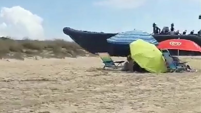 Duke ikur nga policia, kontrabanduesit e drogës për pak sa nuk godasin me anije pushuesit në një plazh në Spanjë