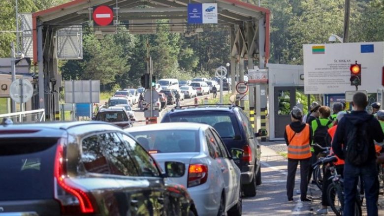 Vendet baltike mbyllën kufijtë e tyre për të gjitha veturat me targa ruse