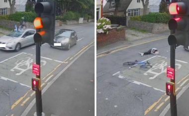 E godet me veturë çiklistin në qytetin britanik, shpëton mrekullisht nga më e keqja – kamerat e sigurisë kapin momentin rrëqethës