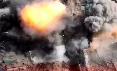 Filluan të dorëzohen kur e kuptuan se janë rrethuar nga ukrainasit, rusët hidhen “gabimisht” në erë nga artileria e tyre