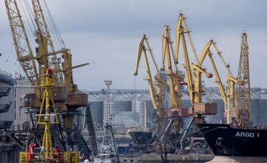 Rusia sulmoi siloset e grurit në Odesa me dronë dhe raketa