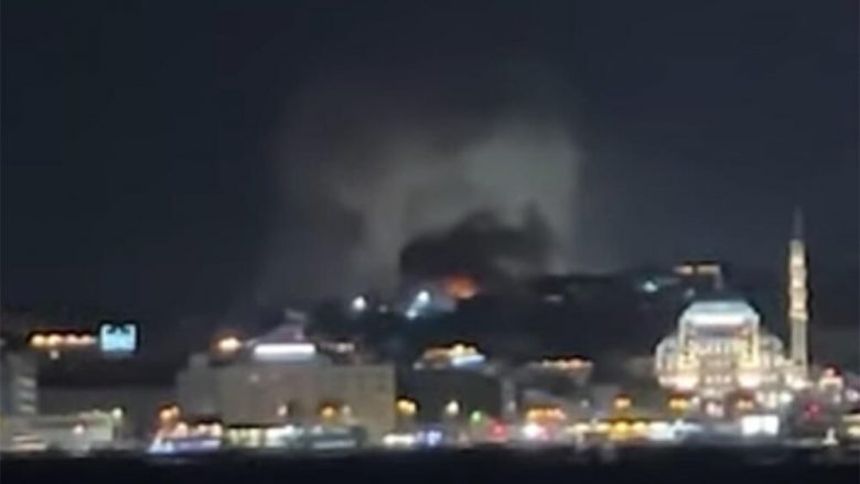 Zjarr në Kapalicarsi, kulmi i tregut në Stamboll përfshihet nga flaka